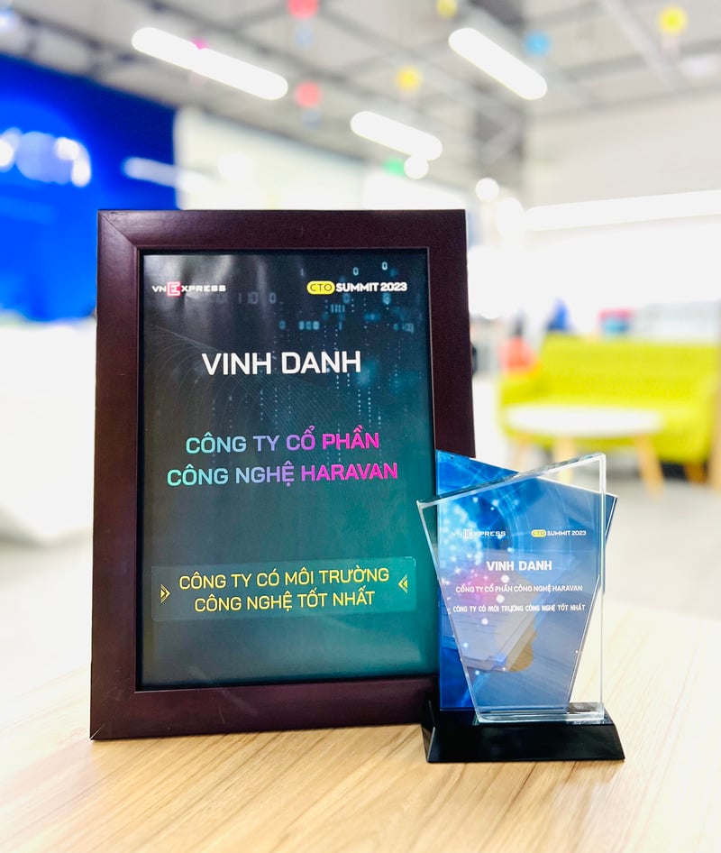 Cúp vinh danh Công ty Cổ phần Công nghệ Website